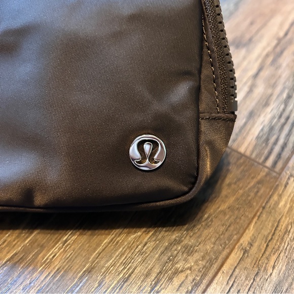 ~*~ Lululemon Athletica Walnut Crunch Gold 1L Belt Bag ~*~ - Picture 3 of 4